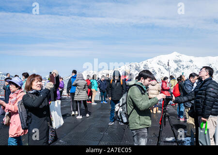 Takayama, Japan - April 8, 2019: Okuhida Shinhotaka Seilbahn mit Masse der Viele touristische Gruppe in der Präfektur Gifu Park am Gipfel Stockfoto