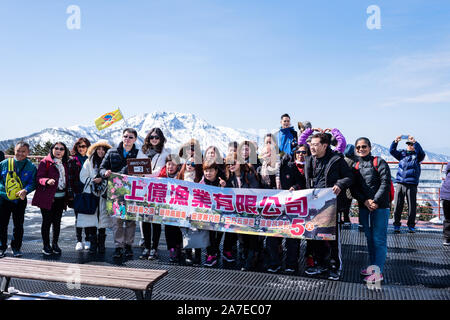 Takayama, Japan - April 8, 2019: Mountain Snow Summit in Dörfern Okuhida Shinhotaka Seilbahn mit touristischen Gruppe posiert Holding unterzeichnen Präfektur Gifu pa Stockfoto