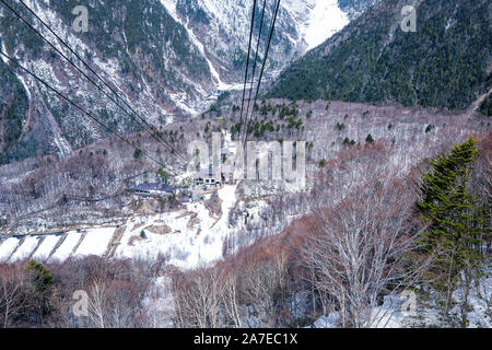 Takayama, Japan - April 8, 2019: Berg mit Schnee im Okuhida Dörfer Shinhotaka Seilbahn kabel Antenne Hohe Betrachtungswinkel in der Präfektur Gifu Park Stockfoto