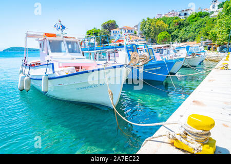 SKIATHOS GRIECHENLAND - 30. JULI 2019; malerische Fischer- und Charter Boote aufgereiht und entlang den alten Hafen Hafen vertäut. Stockfoto