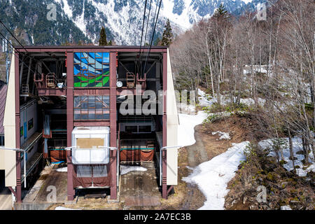 Takayama, Japan - April 8, 2019: Berg in Okuhida Dörfer Shinhotaka Seilbahn kabel Antenne Hohe Betrachtungswinkel in der Präfektur Gifu park mit den wichtigsten buildi Stockfoto