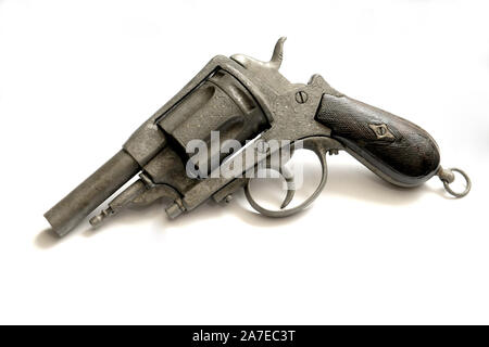 Alte hölzerne Flare Gun auf weißem Hintergrund. ? Ld Revolver Pistole mit Holzgriff Stockfoto