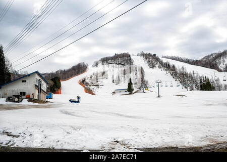 Takayama, Japan - April 8, 2019: präfektur Gifu in Japan mit Okuhida ski resort in Berg Stadt Dorf mit Schnee auf kalten bewölkt Frühling Stockfoto
