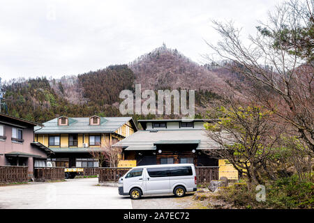 Takayama, Japan - April 8, 2019: präfektur Gifu in Japan mit Okuhida resort Onsen Gebäude in der Innenstadt von Berg Stadt Dorf an bewölkten Tag Stockfoto