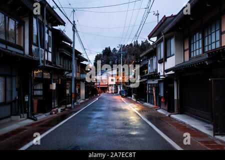 Takayama, Japan - April 8, 2019: Gifu in Japan mit traditionellen Holzmöbeln machiya Häuser auf der Kegelbahn Straße und niemand während der dunklen Nacht Stockfoto