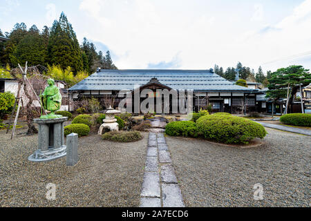 Takayama, Japan - 9. April 2019: Higashiyama Daiouji Tempel auf Walking Kurs in der historischen Stadt in der Präfektur Gifu mit Rock Garden und Stein Laterne Stockfoto