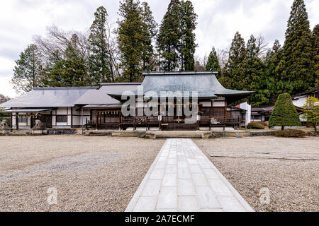 Takayama, Japan - 9. April 2019: Higashiyama walking Kurs in Gifu Präfektur während der Tag mit einem Gottesdienst Hall des historischen Hida gokoku Stockfoto