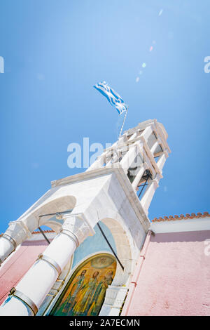 SKIATHOS GRIECHENLAND - 30. JULI 2019; Kirche von drei Apostel, auf die sich die Alten Hafen auf der Insel Skiathos Stockfoto