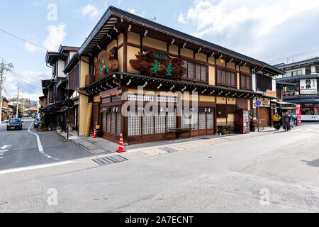 Takayama, Japan - 9. April 2019: präfektur Gifu in Japan mit traditionellen Holzmöbeln machiya Haus Architektur auf der Straße von Stores in Morgen Stockfoto