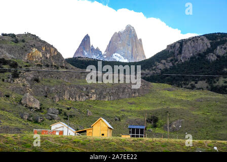 Blick auf den Mount Fitz Roy hinter den Häusern in Chalten, Argentinien Stockfoto