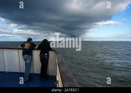 Zwei Menschen auf der Suche von einem oberen Deck der "Cape Henlopen", die Cape May-Lewes Ferry, in der Delaware Bay, USA. Stockfoto