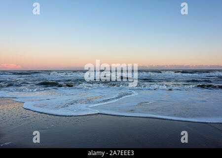 Blick nach Osten bei Sonnenuntergang über dem Atlantischen Ozean von Ocean City, New Jersey. Stockfoto