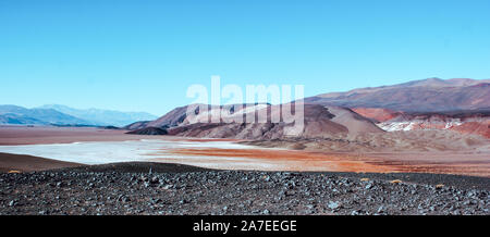 Ein Blick auf das Tal, den Fluss und die Regenbogen Berg der 7 Farben, Jujuy, Argentinien Stockfoto