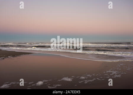 Blick nach Osten bei Sonnenuntergang über dem Atlantischen Ozean von Ocean City, New Jersey. Stockfoto