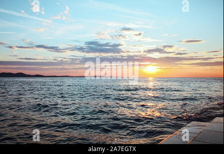 Ein Blick auf einen atemberaubenden Sonnenuntergang vom Meer Orgel an der Küste der Altstadt von Zadar Stockfoto