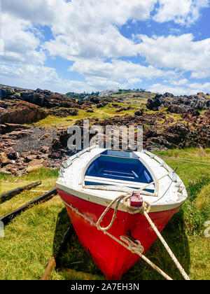 Ein Boot an der Küste mit einem schönen Hintergrund Stockfoto