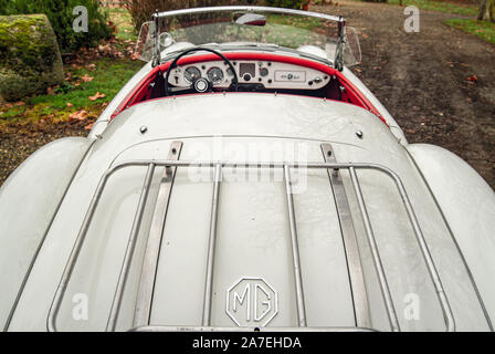 Auch, Gers, Frankreich, 10. Januar 2008. Weiß MGA 1600 von 1960, die zu einem französischen Bauern. Stockfoto