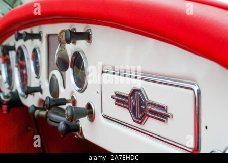 Auch, Gers, Frankreich, 10. Januar 2008. Weiß MGA 1600 von 1960, die zu einem französischen Bauern. Stockfoto