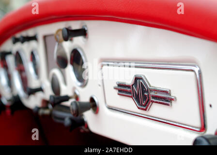 Auch, Gers, Frankreich, 10. Januar 2008. Weiß MGA 1600 von 1960, die zu einem französischen Bauern. Stockfoto