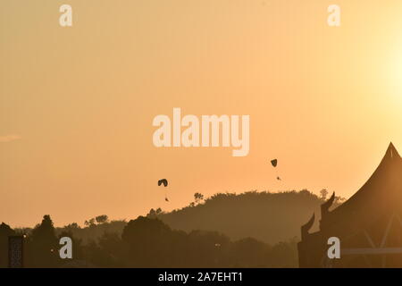 Parasailing bei Sonnenuntergang Stockfoto