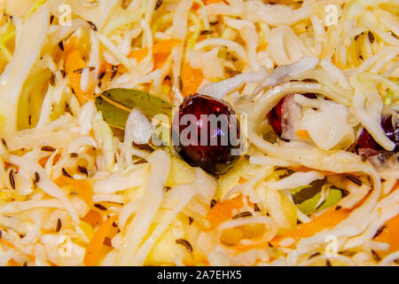 Hausgemachten Sauerkraut mit Preiselbeeren Stockfoto