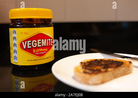 Sydney, Australien - 2 November, 2019 - Vegemite Toast und Butter auf Sauerteig, Messer und Vegemite jar. Ein klassisches Symbol der Australischen ausbreiten. Stockfoto