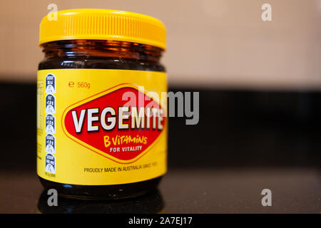 Sydney, Australien - 2 November, 2019 - Glas Vegemite Vegemite auf Küche Sitzbank mit verschwommenen Hintergrund. Ein klassisches Symbol der Australischen ausbreiten. Stockfoto