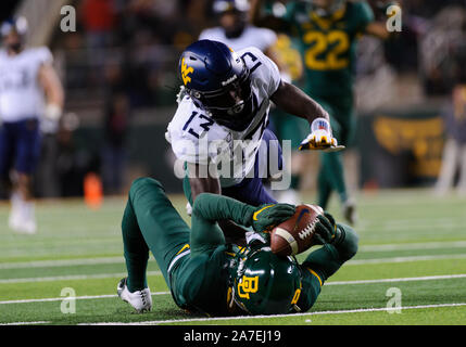 Waco, Texas, USA. 31 Okt, 2019. Baylor Bears cornerback Jameson Houston (11) Bricht ein Pass für West Virginia Mountaineers wide receiver Sam James (13) während der zweiten Hälfte der NCAA Football Spiel zwischen West Virginia Bergsteiger und der Baylor Bären an McLane Stadion in Waco, Texas. Matthew Lynch/CSM/Alamy leben Nachrichten Stockfoto