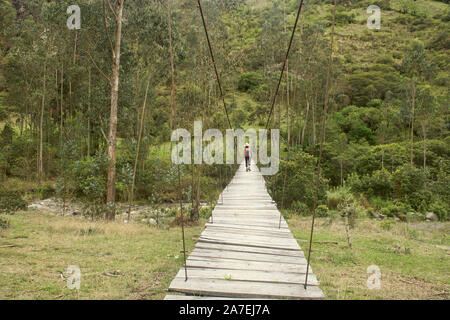 Hölzerne Hängebrücke über den Rio Toachi entlang der Quilotoa Loop Trek, Quilotoa, Ecuador Stockfoto