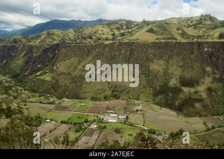 Schöne gepflegte Tal im Rio Toachi Canyon entlang der Quilotoa Loop Trek, Quilotoa, Ecuador Stockfoto