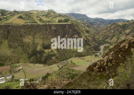 Schöne gepflegte Tal im Rio Toachi Canyon entlang der Quilotoa Loop Trek, Quilotoa, Ecuador Stockfoto