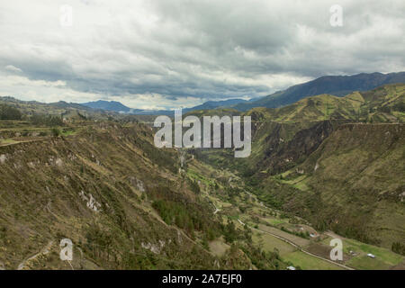 Schöne gepflegte Tal im Rio Toachi Canyon entlang der Quilotoa Loop Trek, Quilotoa, Ecuador Stockfoto