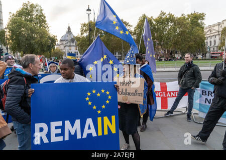 London, Großbritannien. 30 Okt, 2019. Anti Brexit Demonstranten mit Plakaten und Fahnen vor dem Haus des Parlaments gesammelt. Credit: SOPA Images Limited/Alamy leben Nachrichten Stockfoto