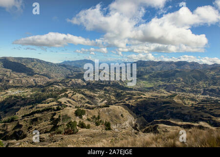 Schöne gepflegte Tal im Rio Toachi Canyon entlang der Quilotoa Loop Trek, Quilotoa, Ecuador Stockfoto