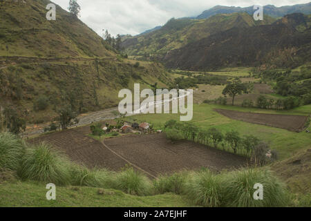 Schöne gepflegte Tal entlang des Quilotoa Loop Trek, Quilotoa, Ecuador Stockfoto