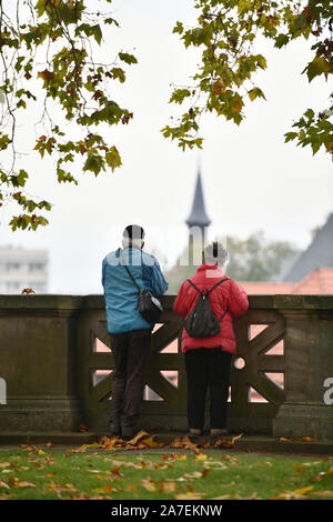 Sondershausen, Deutschland. 01 Nov, 2019. Touristen stehen in der herbstlichen Schlossgarten und die Aussicht auf die Stadt genießen. Nach den Wettervorhersagen, die nächsten Tage werden auch bewölkt und regnerisch. Credit: Frank Mai/dpa/ZB/dpa/Alamy leben Nachrichten Stockfoto