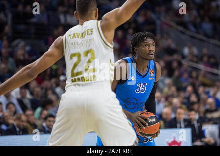 Madrid, Spanien. 01 Nov, 2019. Landry Nnoko während Real Madrid Sieg über Alba Berlin (85 - 71) bei Turkish Airlines Euroleague regular season Spiel (Tag 6) feierte am Wizink Zentrum in Madrid (Spanien). Am 1. November 2019. (Foto von Juan Carlos García Mate/Pacific Press) Quelle: Pacific Press Agency/Alamy leben Nachrichten Stockfoto