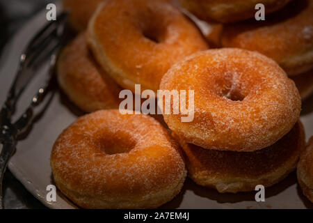 Stapel von Donuts auf der Platte, warmen Ort Licht auf Donuts Stockfoto
