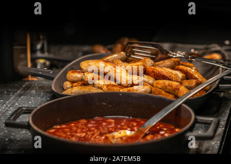 Gegrillte Würstchen in eiserne Pfanne, bereit für Kunden im Buffet Restaurant. Stockfoto