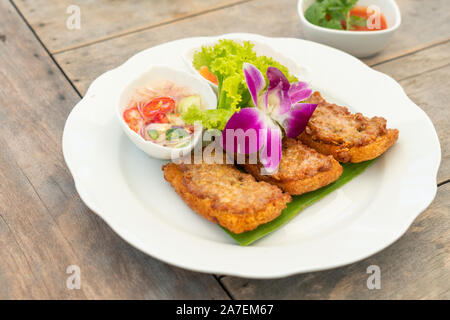 Traditionelle Thailand snacks namens Kanompung Na Moo oder frittierte Brot mit Schweinefleisch. Ausgewählte Fokus essen Bild. Stockfoto