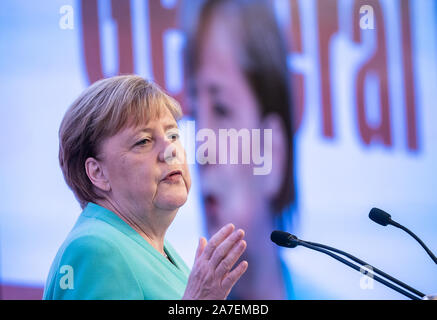 Neu Delhi, Indien. 02 Nov, 2019. Bundeskanzlerin Angela Merkel (CDU) spricht bei der Hauptversammlung der Deutschen Auslandshandelskammer. Der Besuch ist der Abschluss der Bundeskanzler die zweitägige Reise nach Indien mit der deutsch-indischen Regierung Konsultationen. Quelle: Michael Kappeler/dpa/Alamy leben Nachrichten Stockfoto