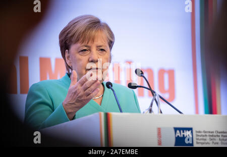 Neu Delhi, Indien. 02 Nov, 2019. Bundeskanzlerin Angela Merkel (CDU) spricht bei der Hauptversammlung der Deutschen Auslandshandelskammer. Der Besuch ist der Abschluss der Bundeskanzler die zweitägige Reise nach Indien mit der deutsch-indischen Regierung Konsultationen. Quelle: Michael Kappeler/dpa/Alamy leben Nachrichten Stockfoto