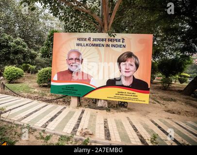 Neu Delhi, Indien. 02 Nov, 2019. Ein großes Plakat mit dem Foto von Bundeskanzlerin Angela Merkel (CDU) und Narendra Modi, Ministerpräsident von Indien, kann am Straßenrand gesehen werden. Angela Merkel ist in Indien für die Deutsch-indische Regierung Konsultationen. Quelle: Michael Kappeler/dpa/Alamy leben Nachrichten Stockfoto