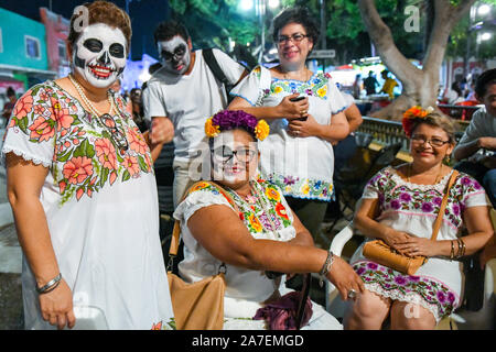 Merida Hanal Pixan Frauen während der Feier des Tages der Toten, die von der Maya-kultur stammt. Merida, Yucatan, Mexiko. Stockfoto