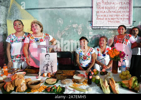 Merida Frauen vor ihrer Familie Altar während Hanal Pixan ist die Feier des Tages der Toten, die von der Maya-kultur stammt. Merida, Yucatan, Mexiko. Stockfoto