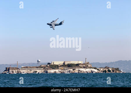 United State Air C-17 Globemaster III führt über die Insel Alcatraz in der Bucht von San Francisco Stockfoto