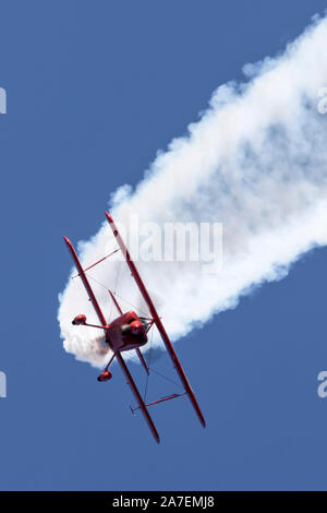 Sean Tucker aus Salinas, Kalifornien, führt Kunstflug in der Oracle Challenger III Doppeldecker während der 2019 San Francisco Fleet Week Air Show. Stockfoto