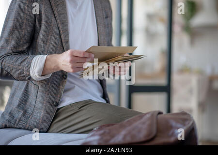 Geschäftsmann seine Post lesen nach dem Gang zur Post Stockfoto