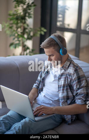 Freelancer auf Laptop zu Hause arbeitet, Bärtigen Stockfoto