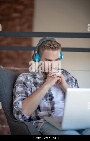 Junge Freiberufler Gefühl besorgt, während mit der Frist Stockfoto